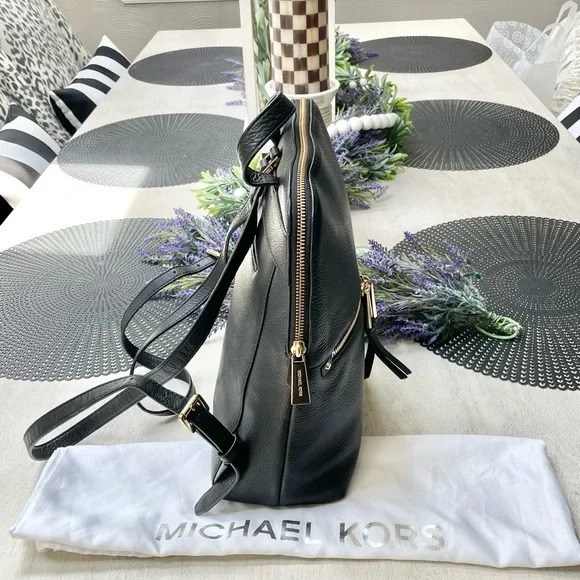 Michael Kors Backpack 🖤 - Picture 6 of 9